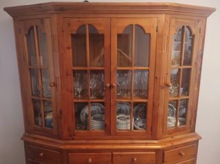 Armario vitrina de madera con puertas de cristal