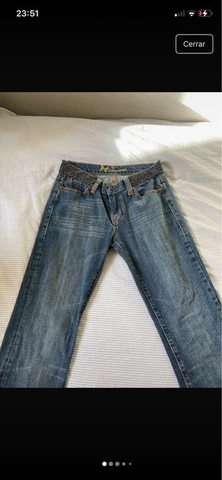 Jeans vintage a vita bassa con cintura brillante