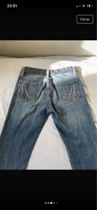 Jeans vintage a vita bassa con cintura brillante