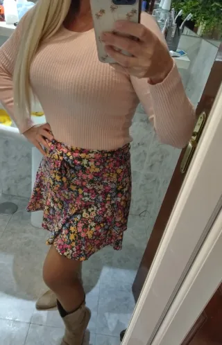 Falda corta vuelo floral con pantalón debajo.