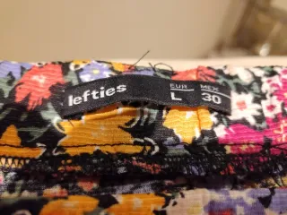 Falda corta vuelo floral con pantalón debajo.