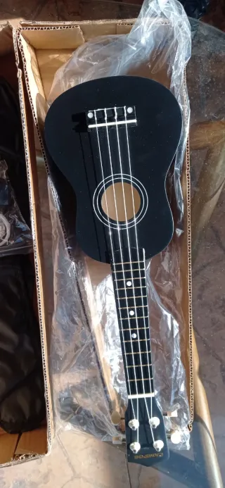 Ukelele negro, nuevo empaquetado.