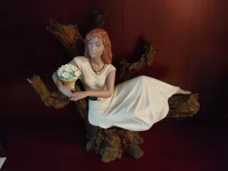 Figura grande mujer con flores