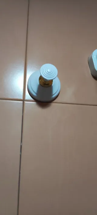 Toallero,portarollo, percha baño blanco y dorado