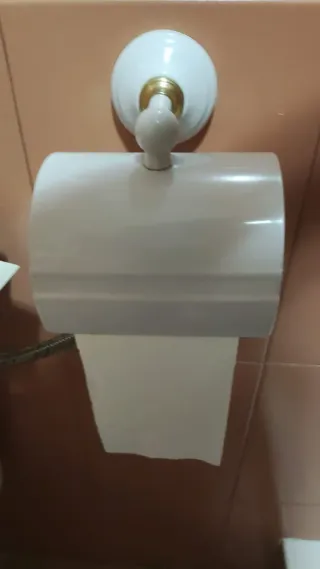 Toallero,portarollo, percha baño blanco y dorado