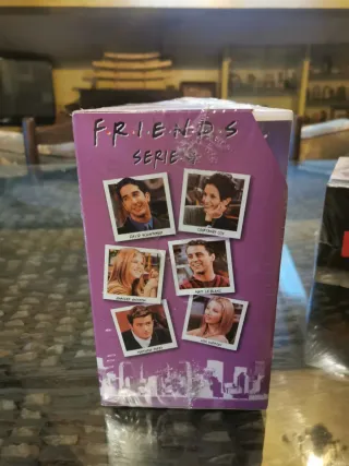 Serie di Friends in VHS, 3 stagioni mai aperte