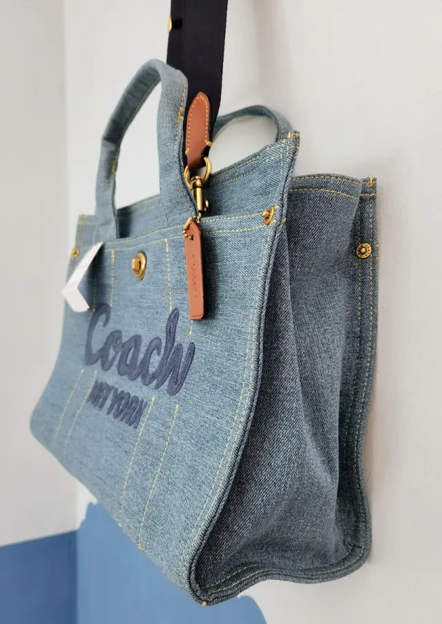 Borsa a mano Coach Cargo Tote Bag in tela denim blu con dettagli in pelle marrone
