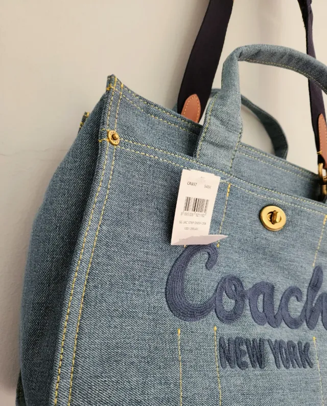 Borsa a mano Coach Cargo Tote Bag in tela denim blu con dettagli in pelle marrone