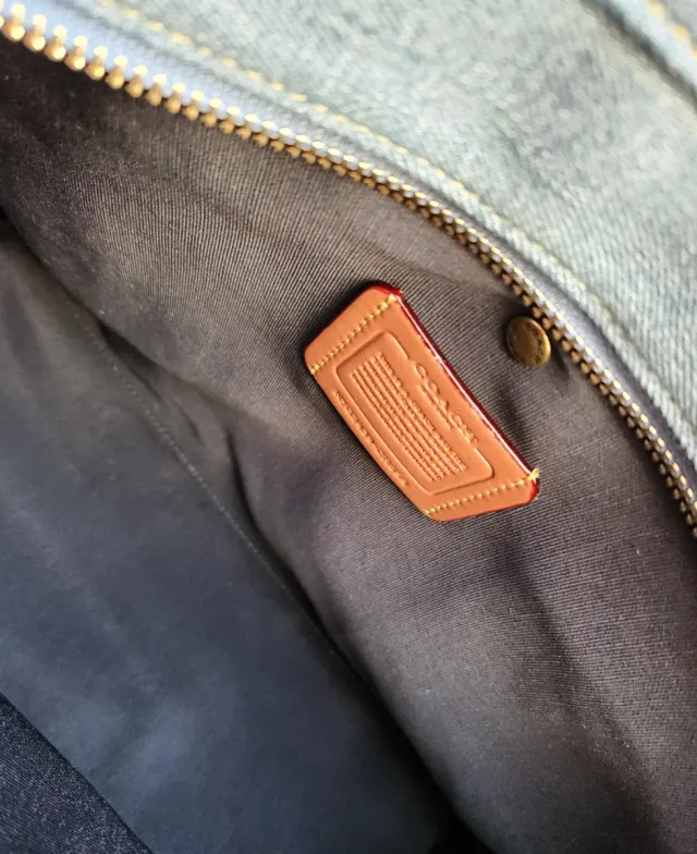 Borsa a mano Coach Cargo Tote Bag in tela denim blu con dettagli in pelle marrone