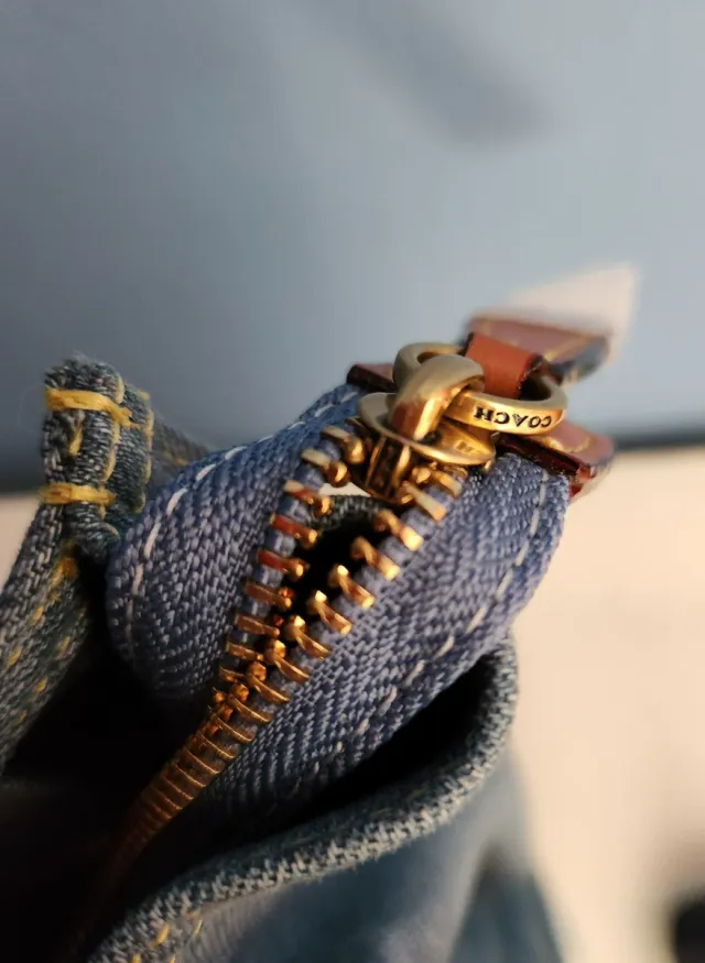 Borsa a mano Coach Cargo Tote Bag in tela denim blu con dettagli in pelle marrone