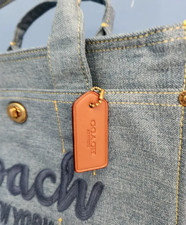 Borsa a mano Coach Cargo Tote Bag in tela denim blu con dettagli in pelle marrone