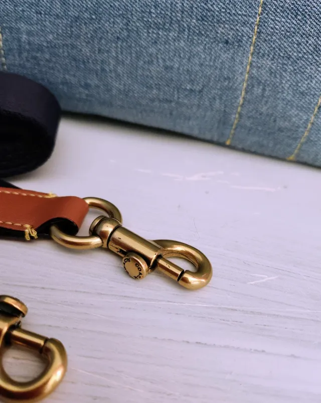 Borsa a mano Coach Cargo Tote Bag in tela denim blu con dettagli in pelle marrone