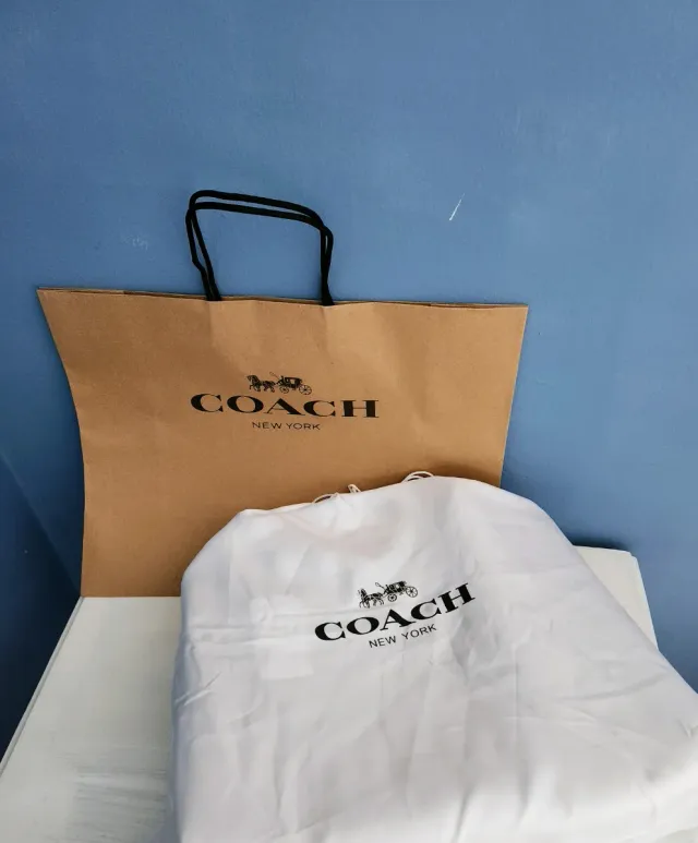 Borsa a mano Coach Cargo Tote Bag in tela denim blu con dettagli in pelle marrone