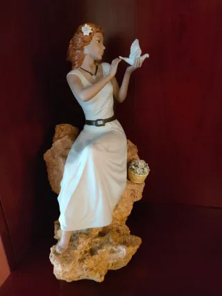 Figura de porcelana mujer con paloma