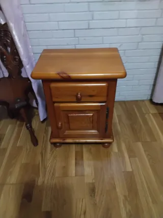 Mesa de noche de madera