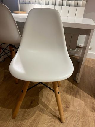 Escritorio infantil nórdico y 2 sillas