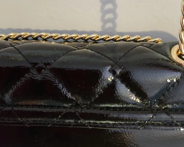 Borsa a mano Kurt Geiger in pelle scamosciata nera con catena dorata