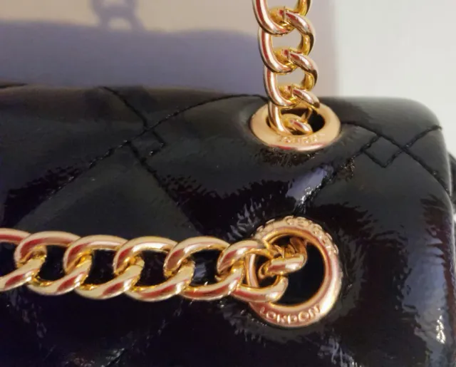 Borsa a mano Kurt Geiger in pelle scamosciata nera con catena dorata