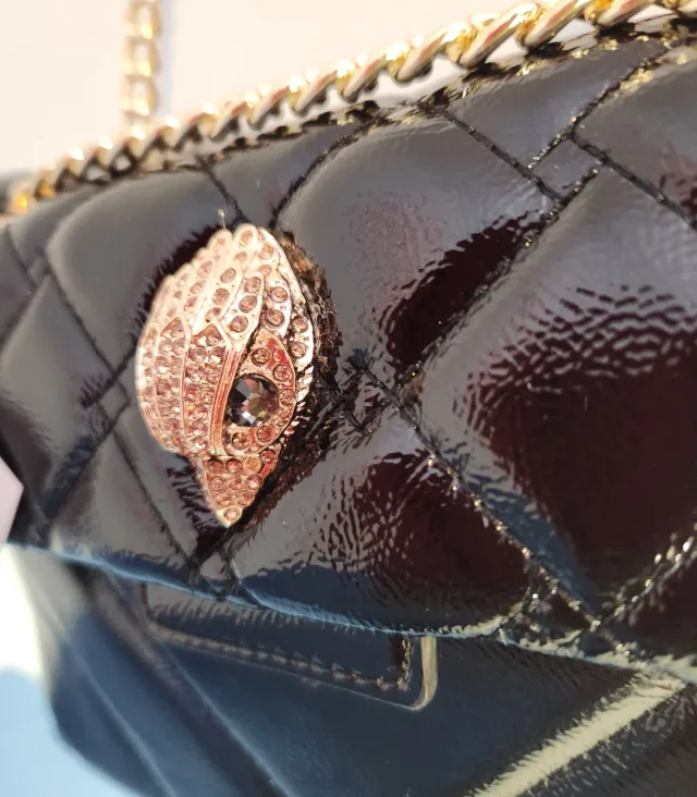 Borsa a mano Kurt Geiger in pelle scamosciata nera con catena dorata