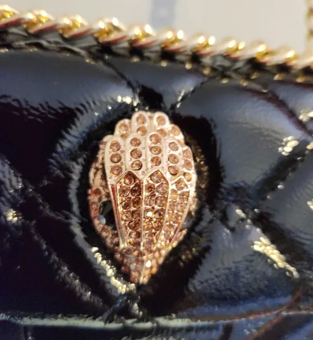 Borsa a mano Kurt Geiger in pelle scamosciata nera con catena dorata