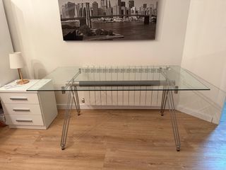 Mesa de cristal y metal
