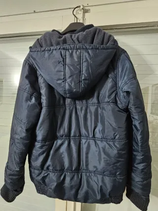 Chaqueta acolchada azul marino con capucha. Forro