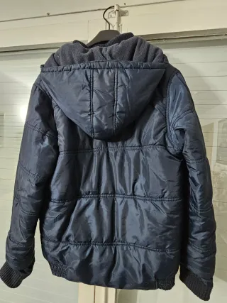 Chaqueta acolchada azul marino con capucha. Forro