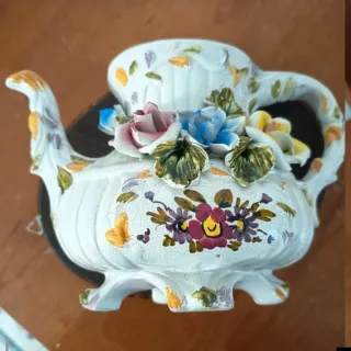 Brocca decorata in ceramica