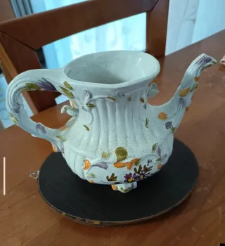 Brocca decorata in ceramica