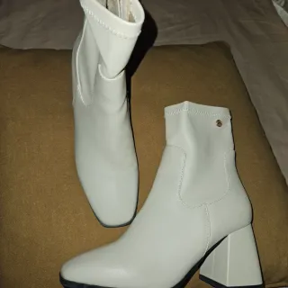 Botines Xti n°37. Tacon Ancho,color Blanco Roto.