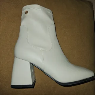 Botines Xti n°37. Tacon Ancho,color Blanco Roto.