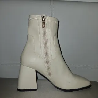 Botines Xti n°37. Tacon Ancho,color Blanco Roto.