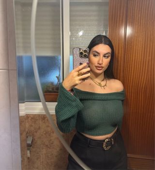 Top verde escotado manga acampanada