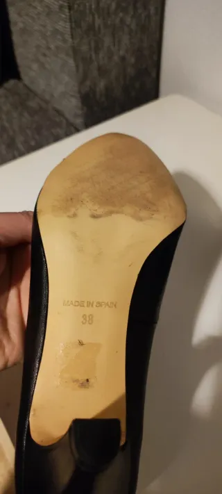 Zapatos negros en piel, de tacón con lazo