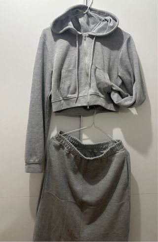 Conjunto 2 Piezas: Sudadera Corta y Falda Larga