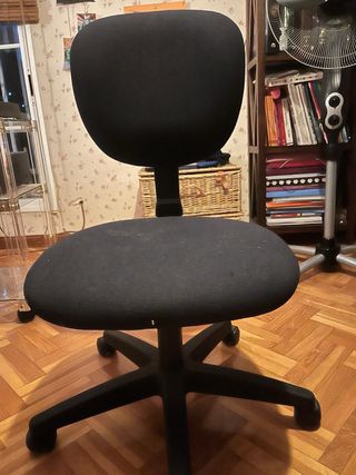 Sedie per scrivania, nere e blu.