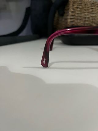 Gafas de sol moradas y marrones