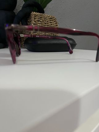 Gafas de sol moradas y marrones