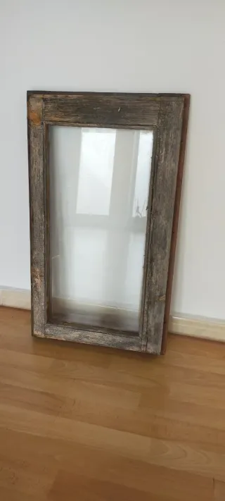 Ventana con marco de madera