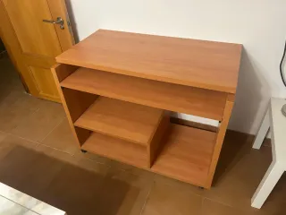 Escritorio de madera con ruedas