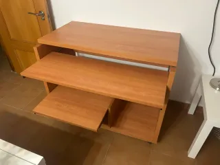 Escritorio de madera con ruedas