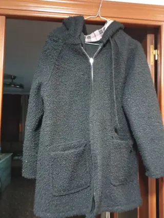 Abrigo negro con capucha peluche
