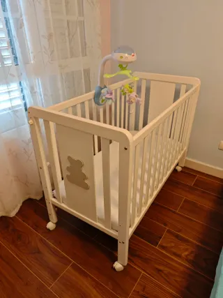 Cuna de bebé con colchón