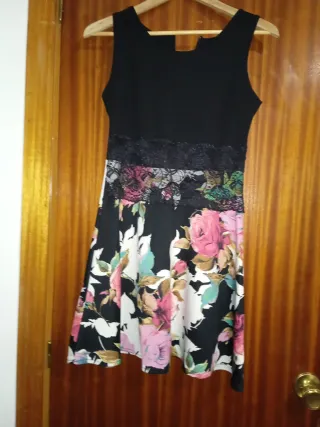Vestido Negro con Estampado Floral Talla 38