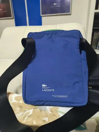 Bolso bandolera Lacoste unisex azul y verde.