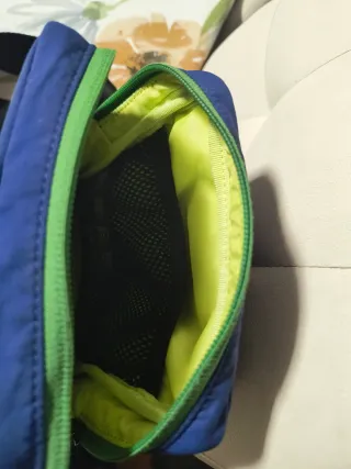 Bolso bandolera Lacoste unisex azul y verde.