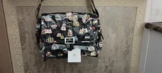 Bolso negro con estampado de bolsos
