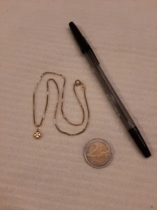 Collar con colgante de trébol dorado