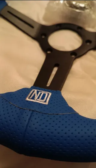 Volante semidesplazado azul