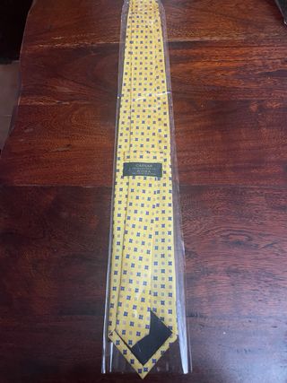 Corbata amarilla con estampado azul